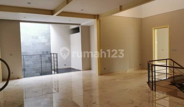 CEPAT RUMAH HUNI MEWAH KONSTRUKSI BAJA YANG ARTISTIK