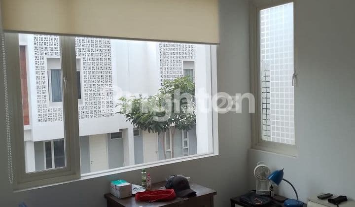 RUMAH DIAN ISTANA 2 LANTAI DAN SIAP HUNI, SURABAYA BARAT.