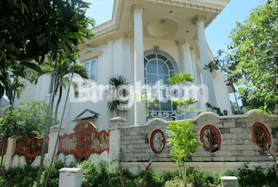 RUMAH MEWAH DESAIN KLASIK DI VILLA VALENSIA