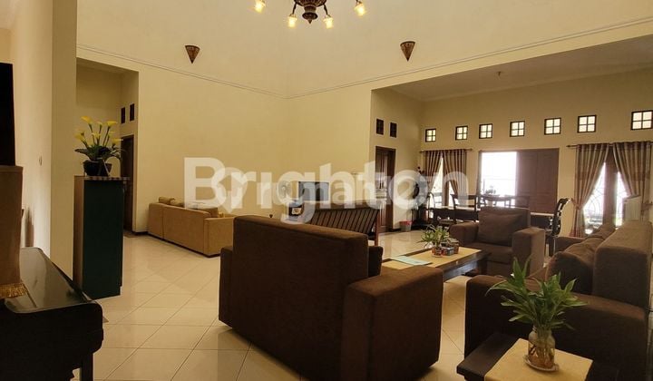 RUMAH MEWAH MEMILIKI PEKARANGAN LUAS ASRI DAN NYAMAN STRATEGIS DEPOK DEKAT MRT