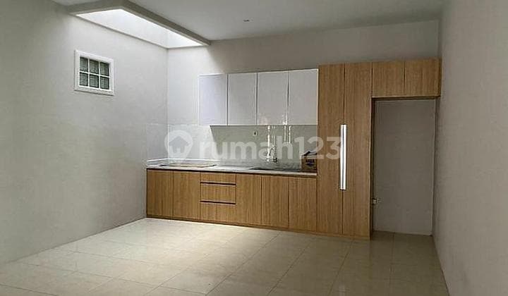 Cantik Semi Furnished Lokasi Hook daerah Tomang Jakarta Barat