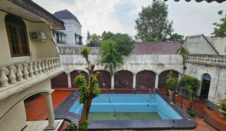 Rumah dengan Pool, Lokasi Strategis di Kemang Timur, Jakarta Selatan