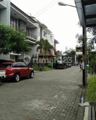 Rare strategic furnished luxury townhouse in Sudirman.