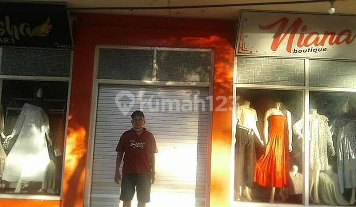 Rumah di Bondowoso Lokasi di pusat kota Bondowoso di depan alun-alun Jawa Timur