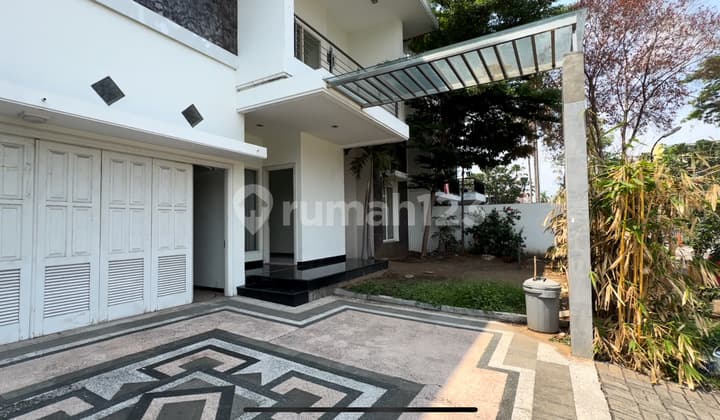 RUMAH ROYAL PARK CITRALAND LEBAR 15X25 METER HADAP TIMUR DENGAN 4 KAMAR TIDUR