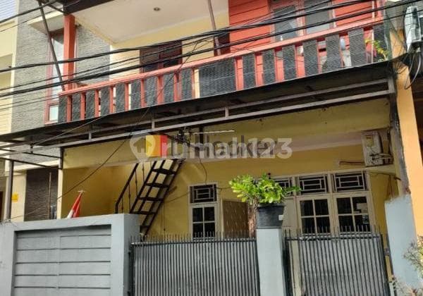 Rumah 2 Lantai dengan Banyak Kamar Cocok Dijadikan Kost'an Dalam Kompleks di Tomang