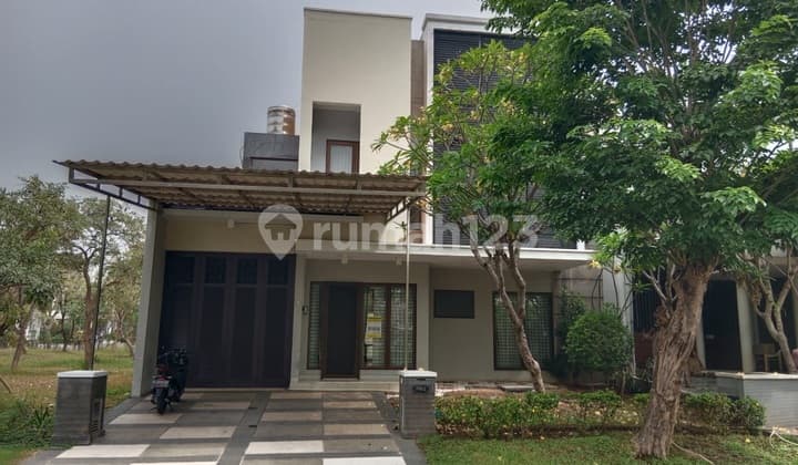 Rumah Pakuwon Indah The Mansion Minimalis Furnish Depan Club House