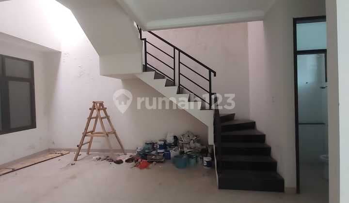 RUMAH MINIMALIS 2 LANTAI LOKASI SANGAT STRATEGIS