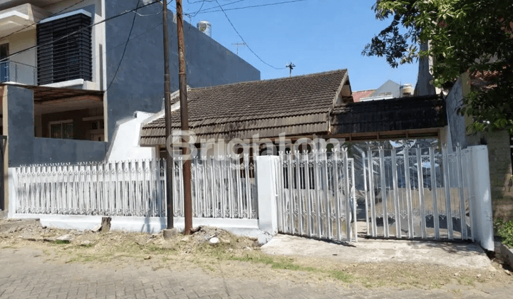 SHM Certificate House in Sidosermo Indah, Strategic Location near Jemursari Main Road. SHM Certificate House in Sidosermo Indah, Strategic Location near Jemursari Main Road.