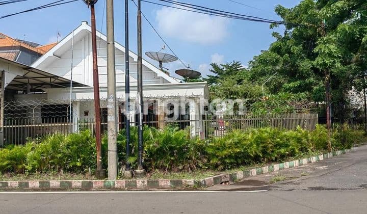 RUMAH HOOK KLASIK di DAERAH GUNUNG-GUNUNG KOTA MALANG