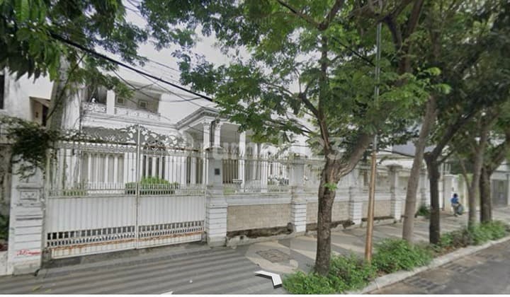 RUMAH RAYA DHARMAHUSADA INDAH BARAT LUAS 1.425M2 BANGUNAN 2 LANTAI