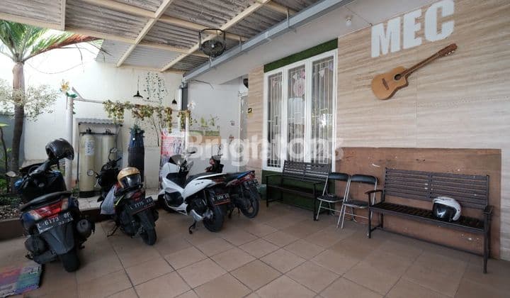 Former tutoring place, ready to use/live in, includes furnishings.