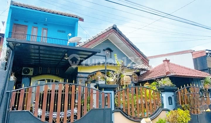 CEPAT RUMAH 1 ½ LANTAI CANTIK & BAGUS SIAP HUNI LOKASI SANGAT STARTEGIS