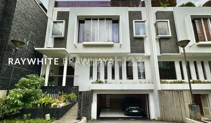 Ready-to-Occupy Townhouse in a Strategic Location, Kebayoran Baru Area