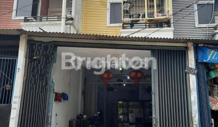 RUMAH DI JALAN RAYA JELAMBAR JAKARTA BARAT 3 LANTAI BISA UNTUK USAHA