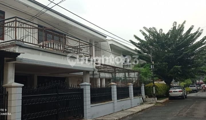 RUMAH BESAR DI JANUR KUNING KELAPA GADING, JAKARTA UTARA.