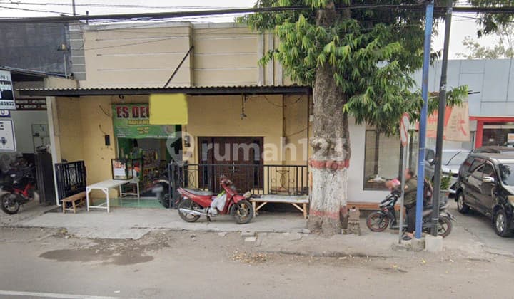 Rumah di Jalan Raden Wijaya Mojokerto, Strategis Dekat RSU Gatoel, Cocok untuk usaha Kost2an dsb, Nol Jalan Raya