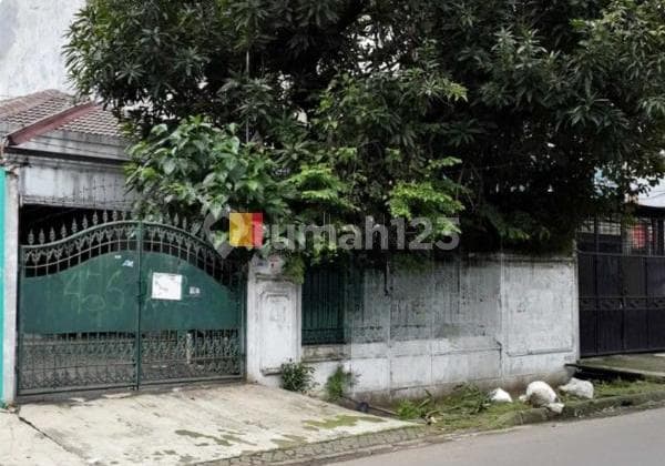 RUMAH Lokasi Strategis dekat Mall Taman Anggrek di Tomang Jakarta Barat