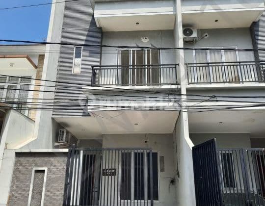 RUMAH MINIMALIS 3.5 LANTAI SIAP HUNI DI MUARA KARANG