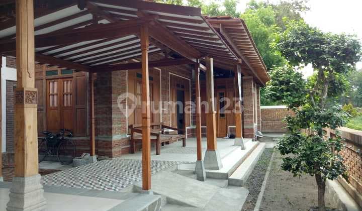 RUMAH BERGAYA LIMASAN, DENGAN PEMANDANGAN EMBUNG TEGALTIRTO