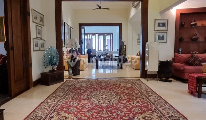 RUMAH SULTAN BERGAYA BALI DENGAN POOL DI MENTENG, JAKPUS