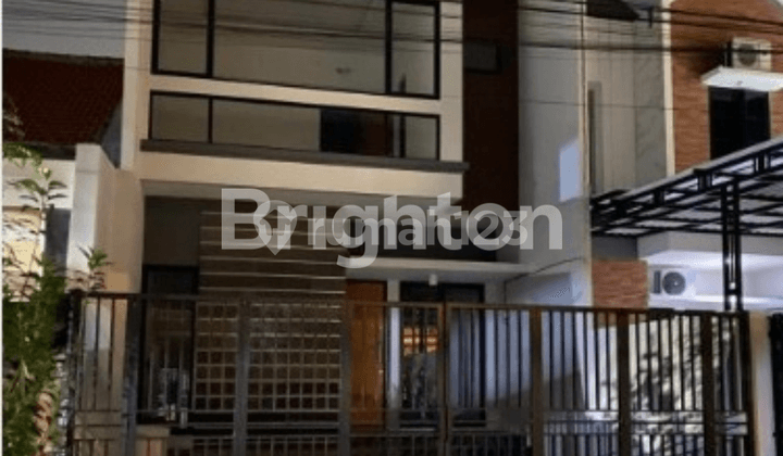 KLAMPIS, MIDDLE-EASTERN CITY HOUSE, 2 FLOORS, TOTO SANITARY, 3-CAR ROW. KLAMPIS, MIDDLE-EASTERN CITY HOUSE, 2 FLOORS, TOTO SANITARY, 3-CAR ROW.