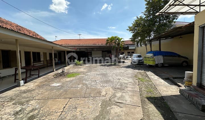 RAYA ARJUNA PUSAT KOTA SURABAYA LEBAR 27X60 METER BANGUNAN 700M2 HALAMAN LUAS COCOK BUAT GUDANG, OFFICE, KOST