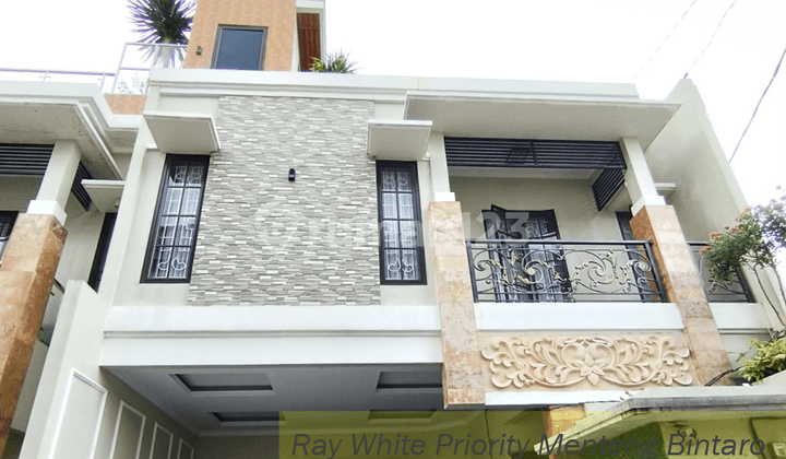 Rumah Hook 3 Lantai dengan Rooftop di Jl Kebagusan, Pasar Minggu, Jaksel