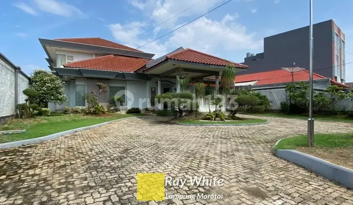 rumah mewah dan luas Urip Sumoharjo