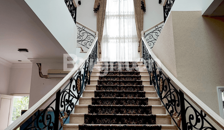 Rumah Mewah 3 Lantai Classic Siap Huni Semi Furnished di Taman Tirta Golf BSD