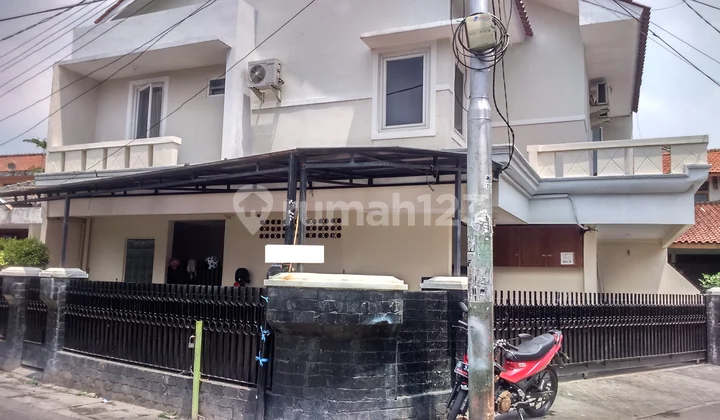 Radio in the New Boarding House Radio in the New Boarding House