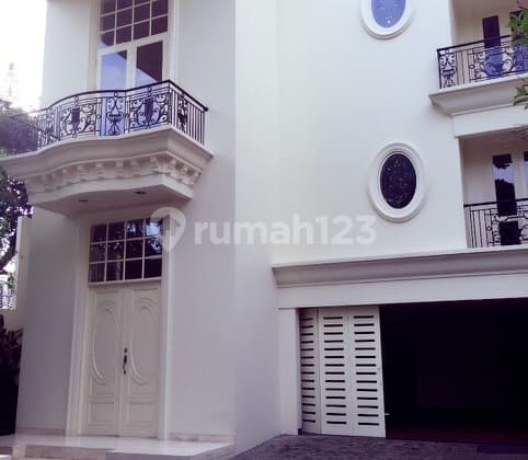 Rumah mewah dgn swimmimg pool di Kemang