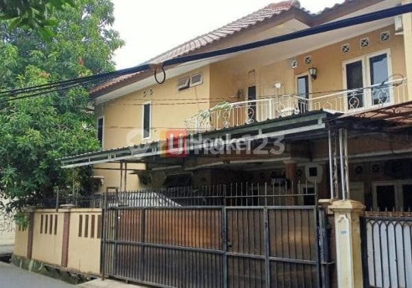 Rumah 2 Lantai Bagus dan Terawat Lokasi di Srengseng