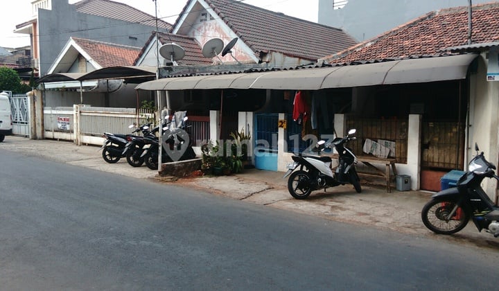 Rumah Lama Hitung Tanah Persis Di Huk Jalan Besar di Pejompongan