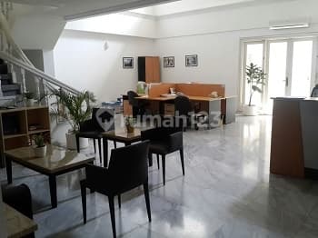 Rumah baik di jalan utama menteng