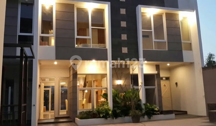 Rumah di Sayap Gunung Batu