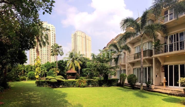 Rumah di Simprug.Hadap timur. Dalam Kompleks Ekslusif.Strategis.Backyard & pool luas