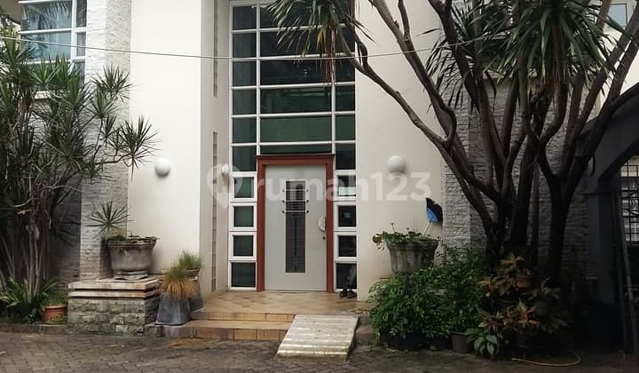 Beautiful house with a villa concept, lush and peaceful!