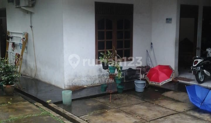 Rumah dengan halaman luas di Jakarta Selatan