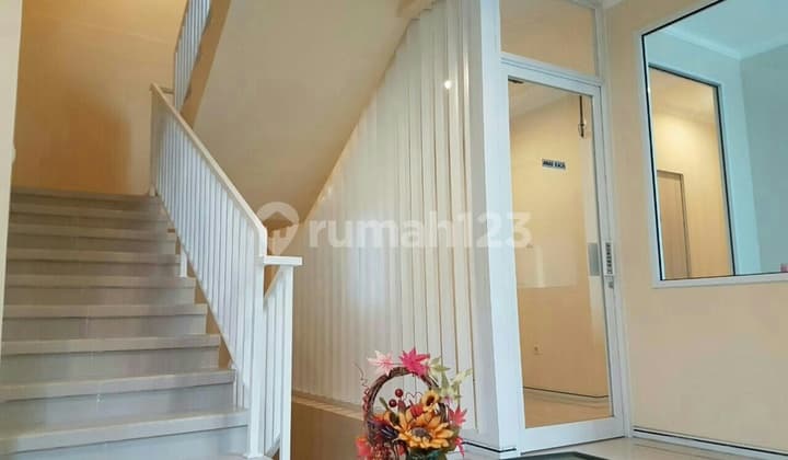 KOST BANDARA SOETA... utk Pramugari/a & Karyawan/ti, dekat Bandara Soekarno Hatta. Free WIFI