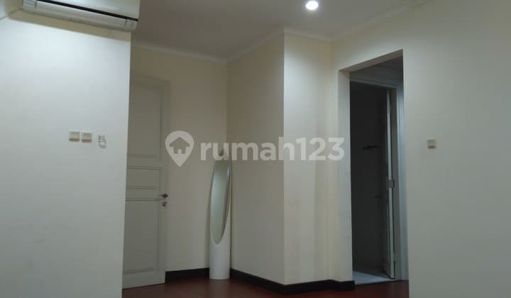 House @ Kemang. Close to Kemang Raya. 247/360 sqm. Quite area. Swimming pool