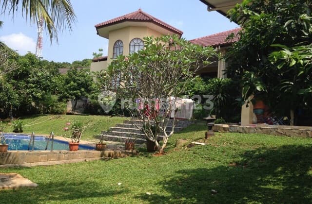Rumah asri dgn taman luas dan swimming pool di Ragunan