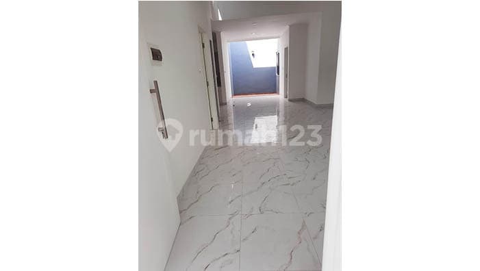 Rumah Mewah Dengan Taman Yang Luas di Ampera, Jakarta Selatan