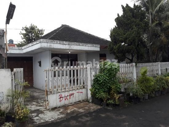 old house in Kebayoran Lama area, Cidodol - cluster, north facing, wide street in front, residential area.