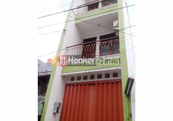 Rumah 3 lantai di Widosari