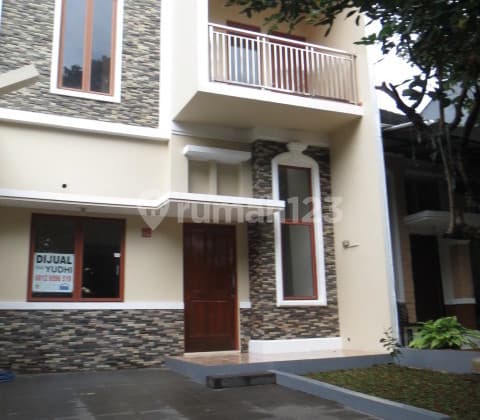 Rumah Minimalis 2,5 Lantai di Grand Wisata