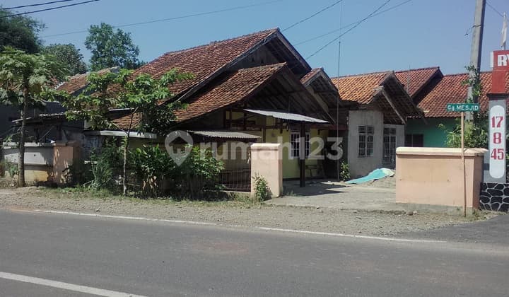 Beli Satu Dapat Tiga Rumah Strategis Pinggir Jalan Raya Cibogo .