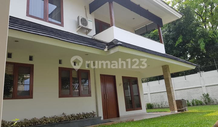 Rumah di Simprug. Strategis. Taman Luas Sekali. Hoek. Siap Huni & Nyaman