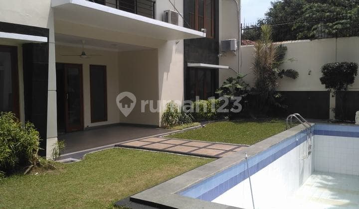 Rumah Siap Huni di Kemang. Ada Pool, Semi Furnish