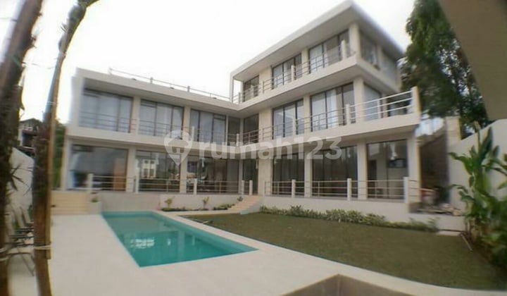 12 Juta Hari, Villa Istana Bunga, Lembang